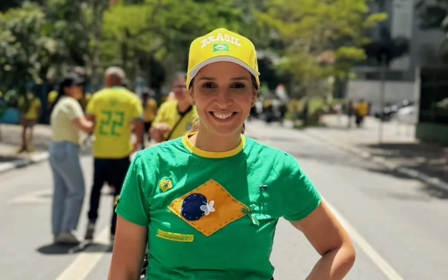 Ana Carolina Oliveira divulga mensagens ofensivas após manifestar apoio a Flávio Bolsonaro