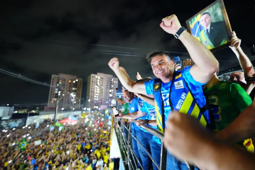 Flávio Bolsonaro nega planos de extinguir Bolsa Família e direitos da população gay