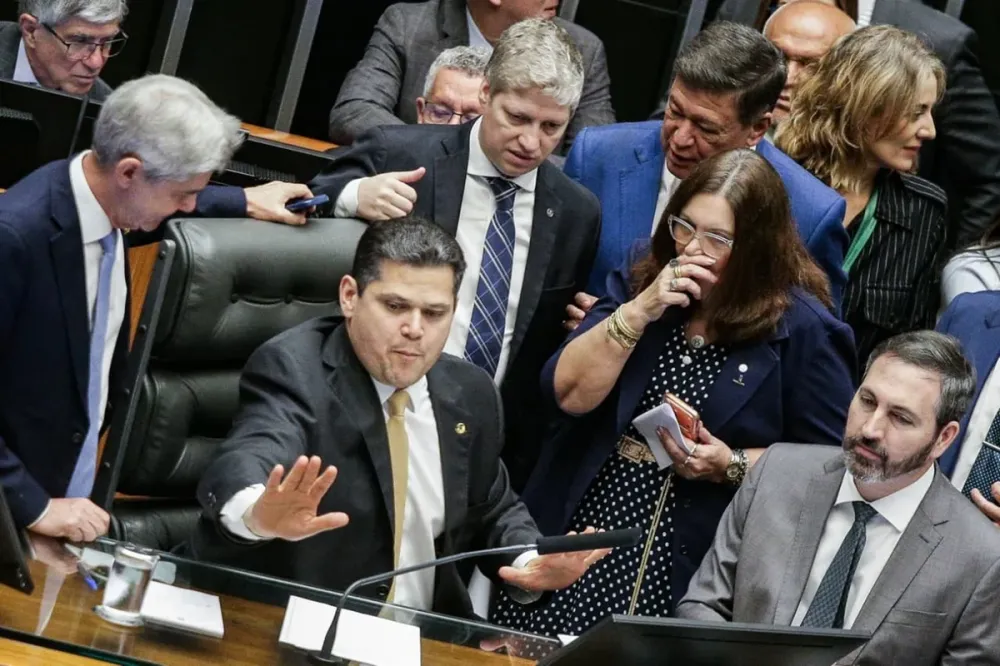 Alcolumbre amplia plano de saúde para dependentes de ex-senadores