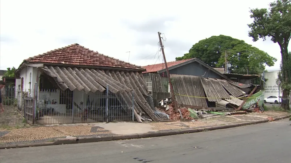 Carreta com contêiner tomba e atinge duas residências no Jardim Ipiranga, em Americana
