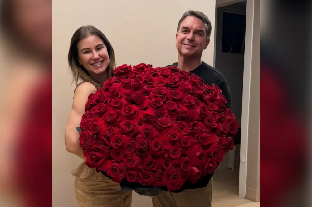Flávio Bolsonaro cancela participação em live para comemorar aniversário da esposa