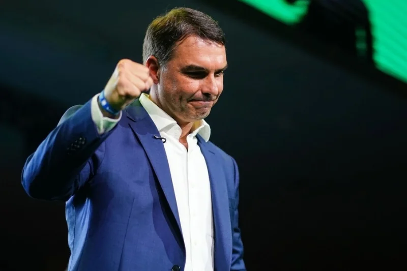 Flávio Bolsonaro apresenta mensagem final de campanha focada no futuro do país