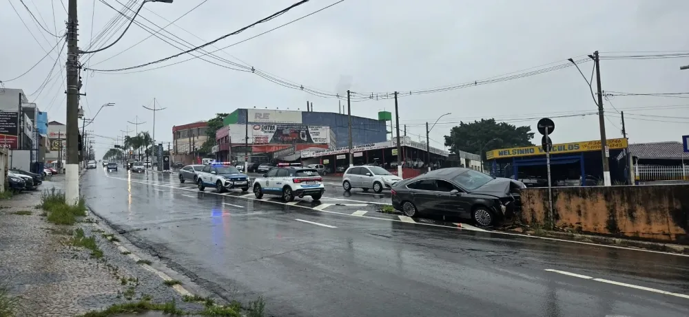 Motorista fica ferido após colidir contra muro de viaduto em Americana
