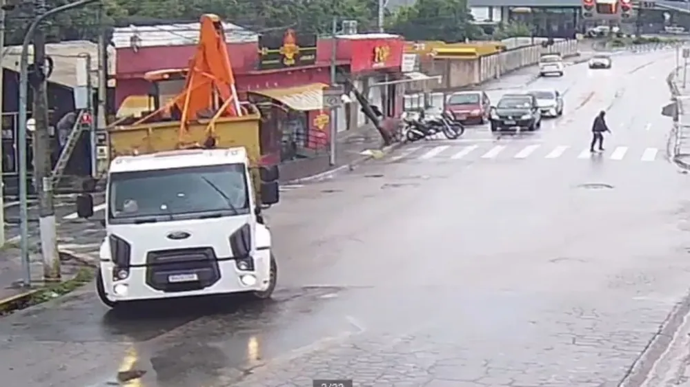 Caminhão com retroescavadeira derruba poste e danifica equipamentos em Vinhedo