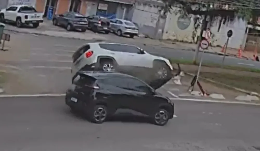 Carro capota após colisão na Avenida Princesa d'Oeste, em Campinas
