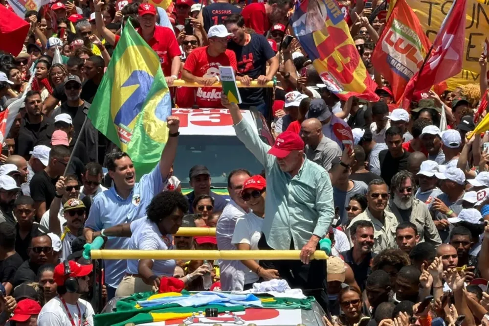 Apoiadores do presidente Lula realizam ato em Copacabana no Rio de Janeiro