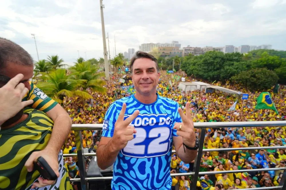 Flávio Bolsonaro reúne apoiadores em evento na Barra da Tijuca
