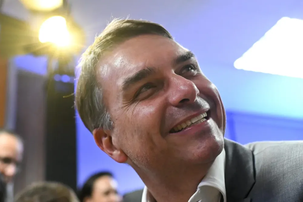 Flávio Bolsonaro realiza transmissão ao vivo com artistas sertanejos na véspera da eleição