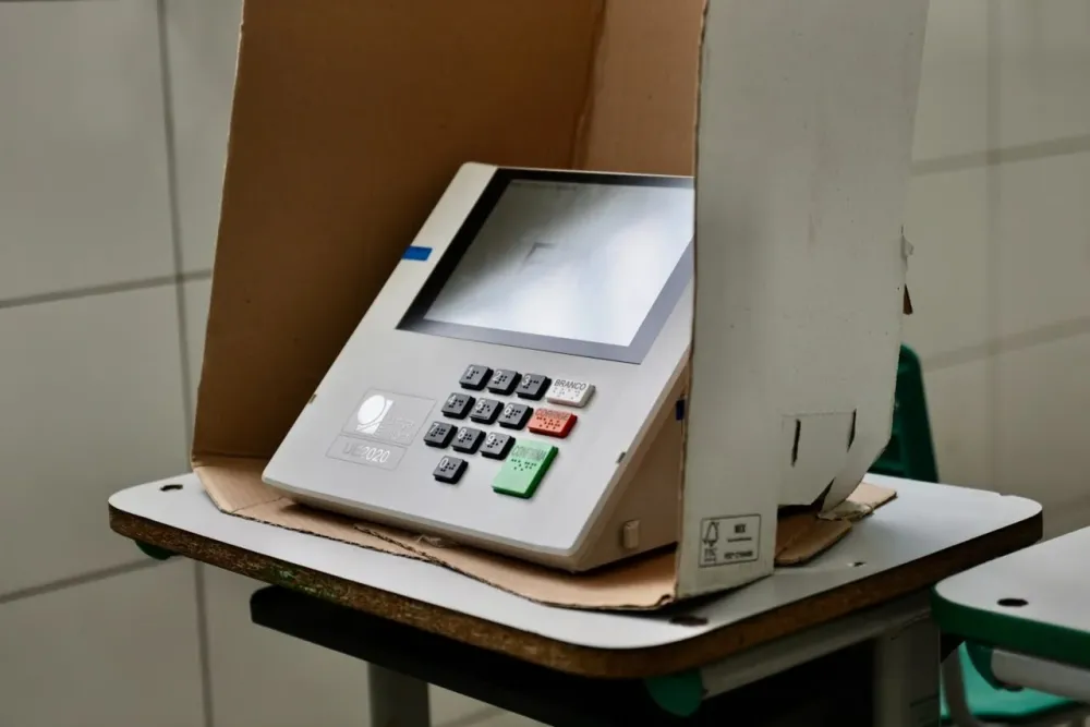 Urna eletrônica com teclas 1 e 3 travadas é substituída no interior de SP