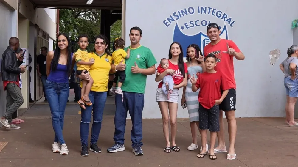 Famílias com preferências políticas distintas se encontram em escola de Campinas durante o segundo turno