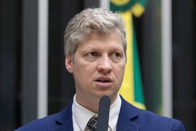 Marcel van Hattem critica decisão de Cristiano Zanin sobre horário de votação