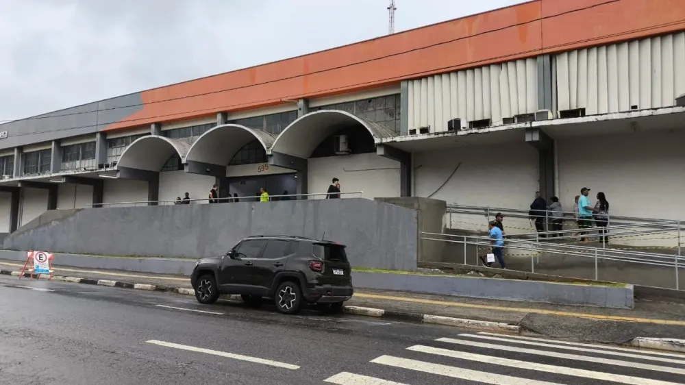 Eleitora encontra seção encerrada em Valinhos após decisão do STF que prorrogou o horário de encerramento da votação até as 19h