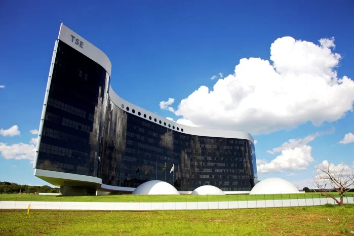 Decisão de ministro do STF sobre horário de votação gera reunião no TSE