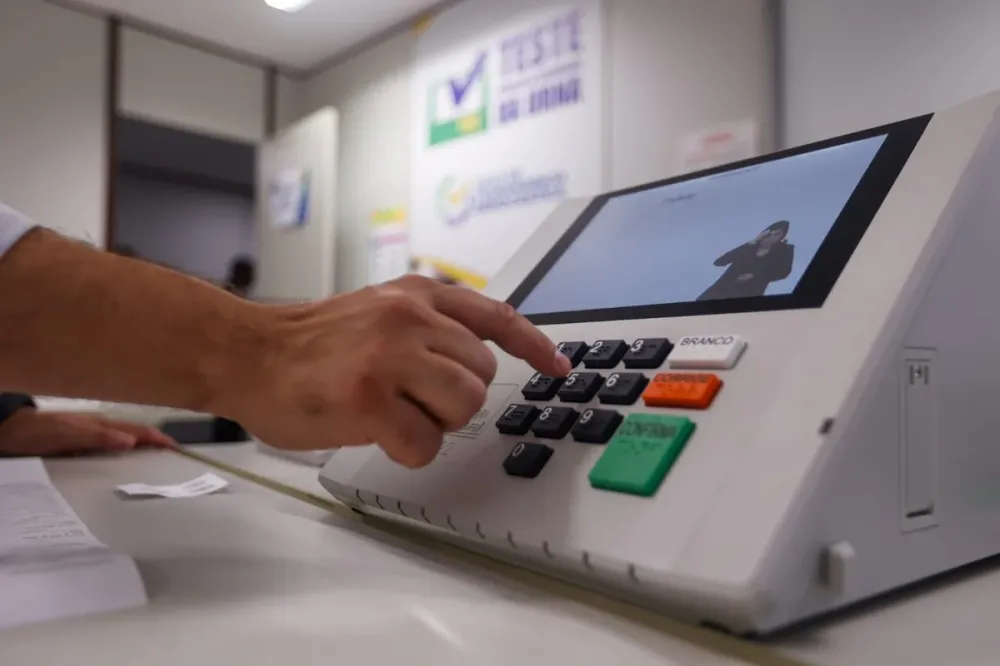 TSE informa substituição de 1.551 urnas eletrônicas no segundo turno das eleições de 2026
