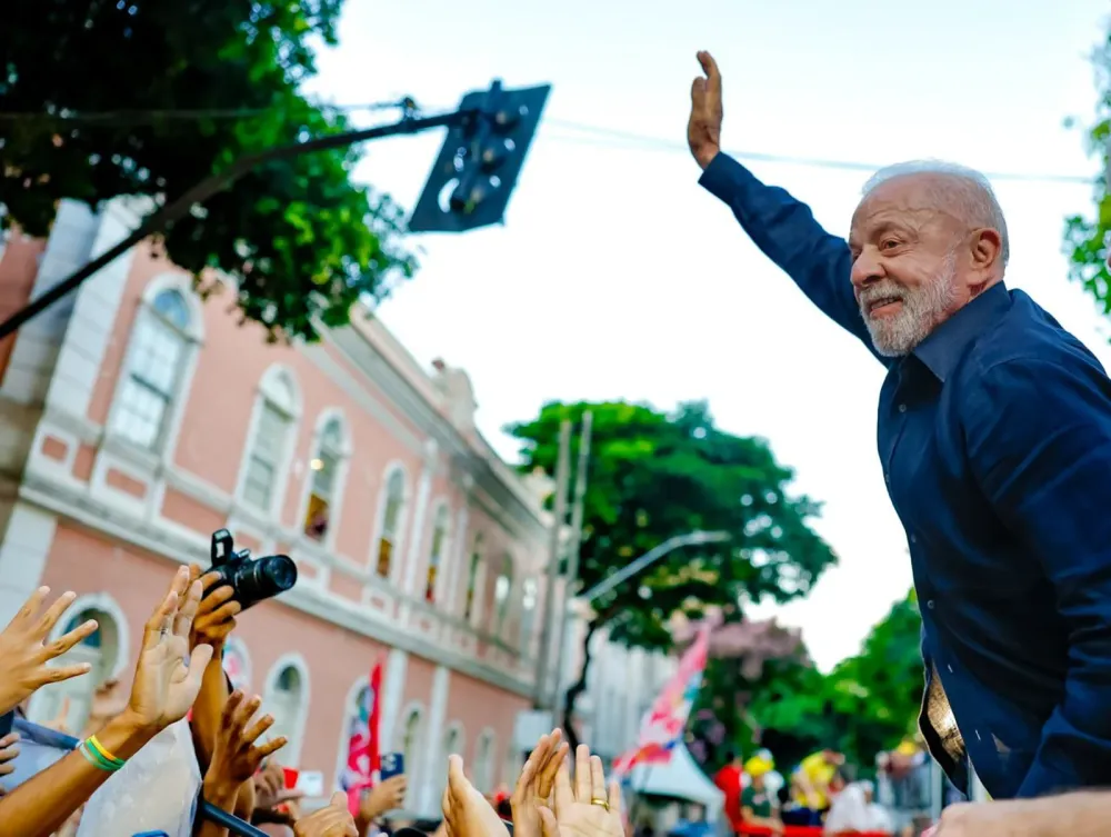 Luiz Inácio Lula da Silva é eleito presidente com 51,74% dos votos válidos