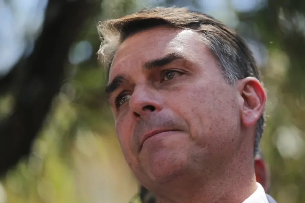 Investigações contra Flávio Bolsonaro podem continuar no STF após fim do mandato no Senado