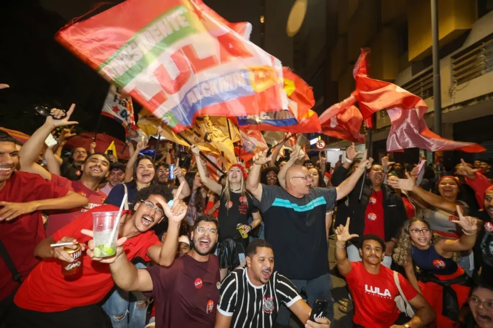 Apoiadores de Luiz Inácio Lula da Silva comemoram resultado eleitoral em Campinas