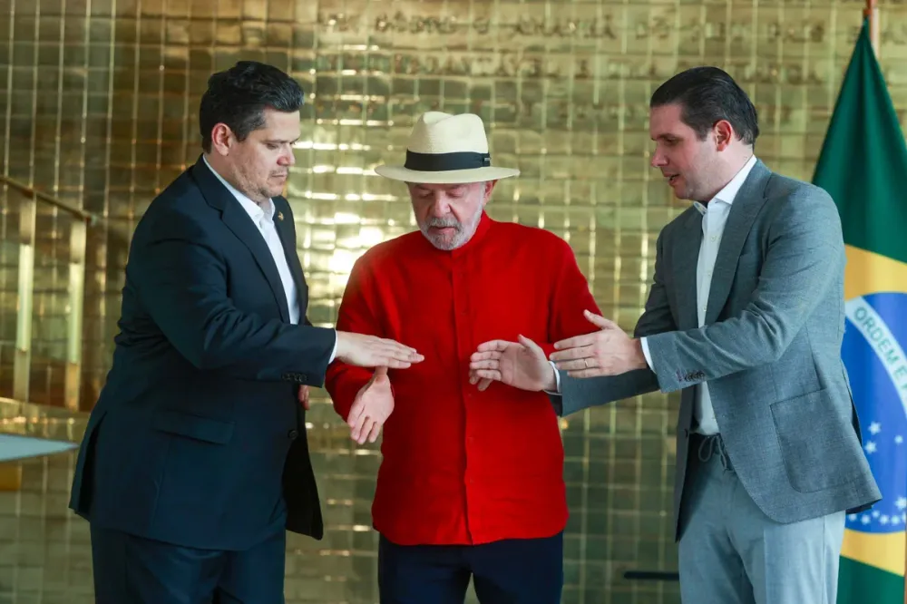Presidentes da Câmara e do Senado ligam para Lula após confirmação de reeleição