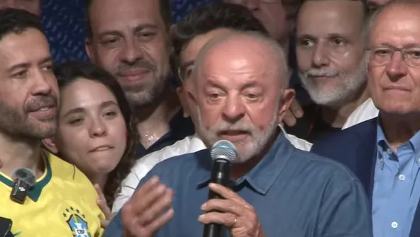 Lula defende regulamentação das redes sociais após vitória no segundo turno
