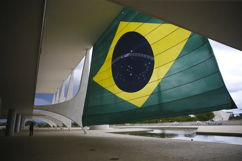 Lideranças de direita manifestam reações após vitória de Lula nas eleições presidenciais