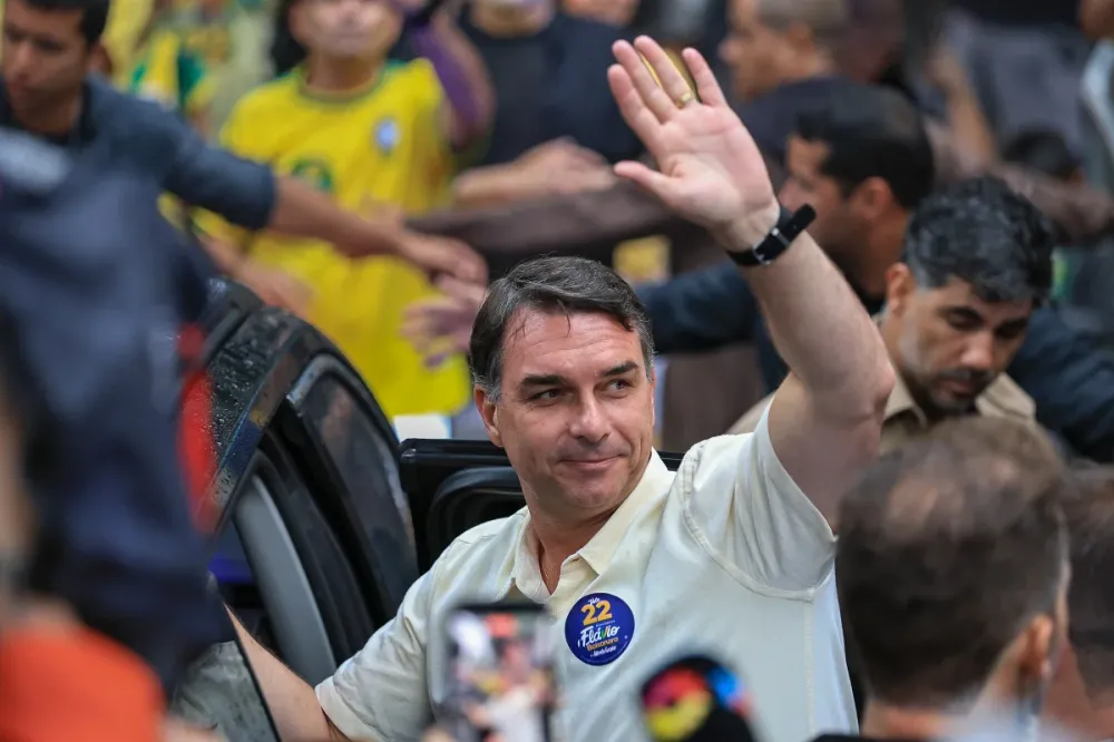 Flávio Bolsonaro obteve mais votos que Jair Bolsonaro em 2018 e 2022