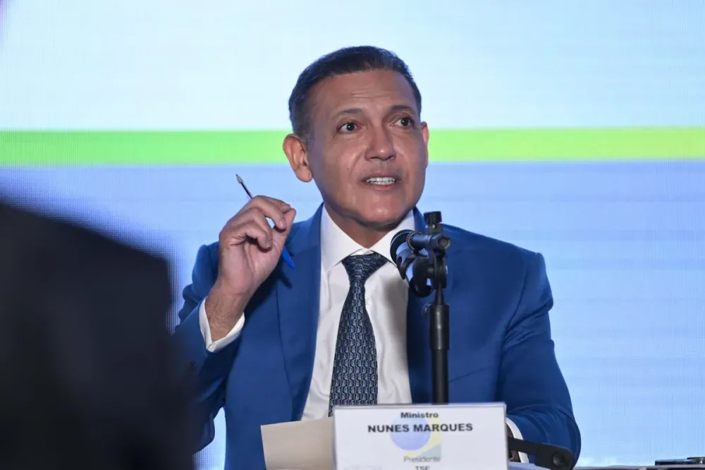 Presidente do TSE afirma ter ligado para Lula e Flávio Bolsonaro após resultado das eleições