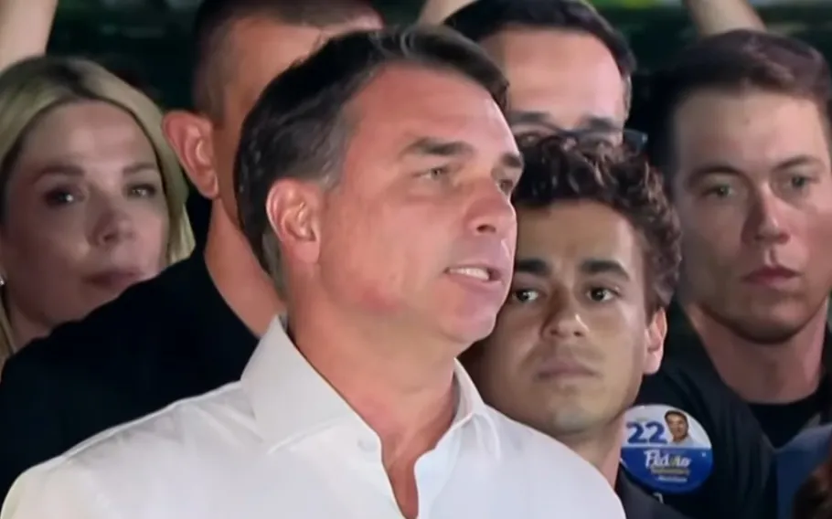 Flávio Bolsonaro anuncia pedido de anulação das eleições após decisão do STF
