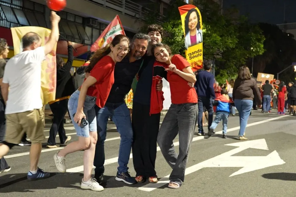 Apoiadores de Lula comemoram resultado da eleição no centro de Campinas