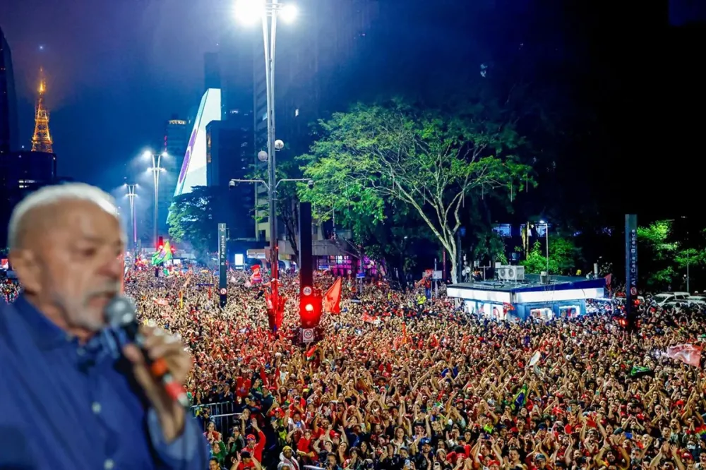 Presidente Lula discursa para apoiadores na Avenida Paulista após vitória no segundo turno