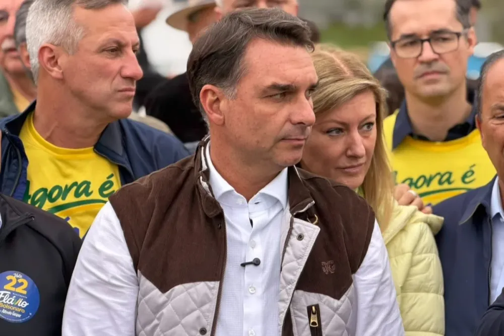 Políticos da campanha de Flávio Bolsonaro atribuem derrota a erros estratégicos e excesso de confiança
