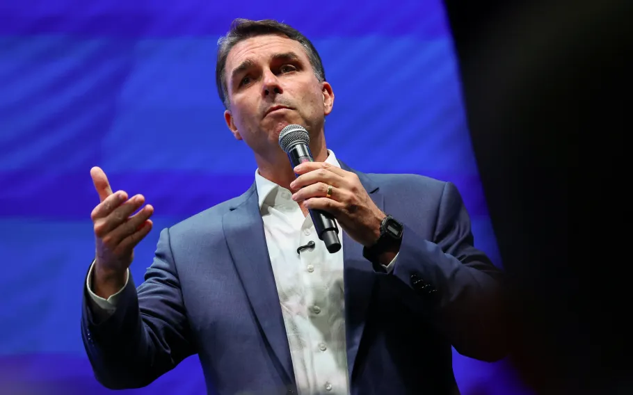 Polícia Federal intima senador Flávio Bolsonaro para entrega de passaportes