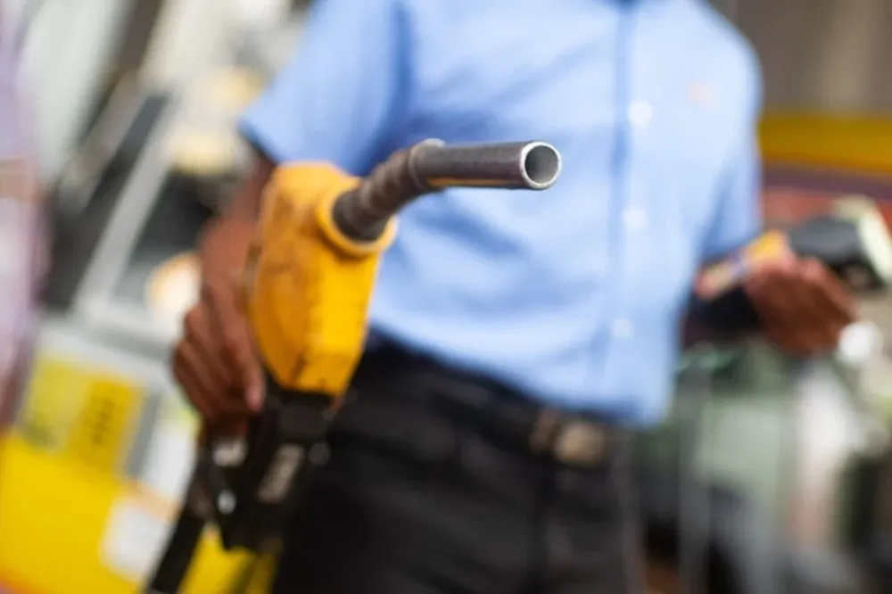 Governo federal prorroga subvenção ao diesel por 30 dias