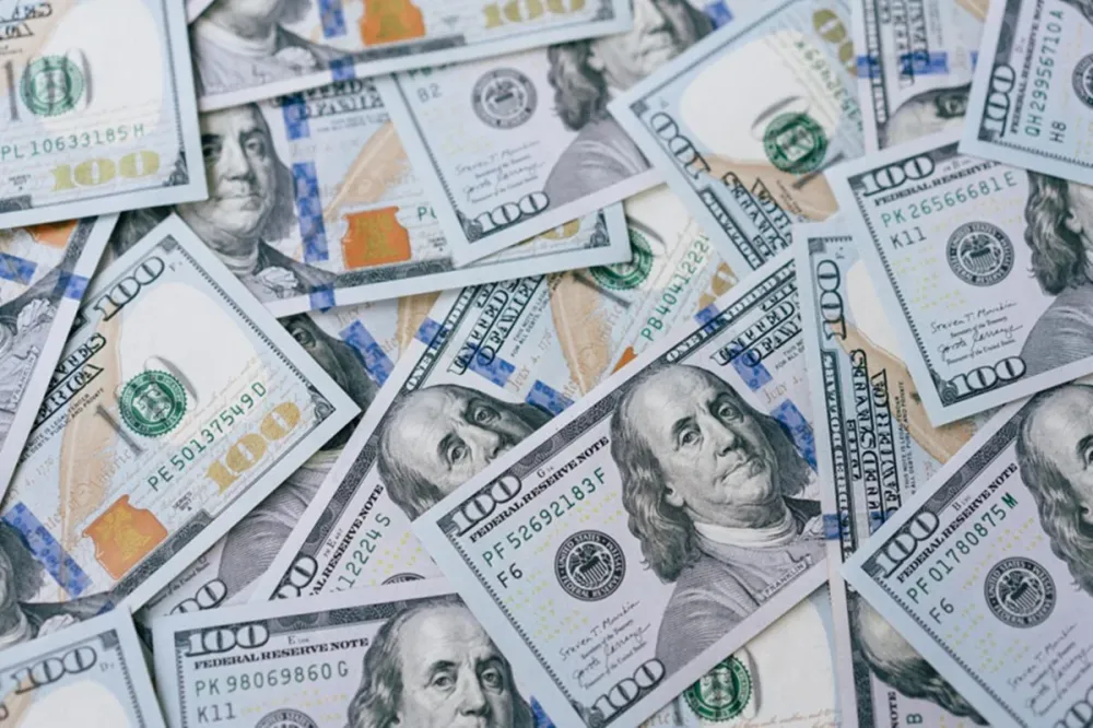 Dólar abre em queda nesta terça-feira após resultado das eleições