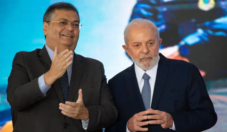 Ministro do STF determina investigação da Polícia Federal sobre financiamento estrangeiro à campanha de Flávio Bolsonaro