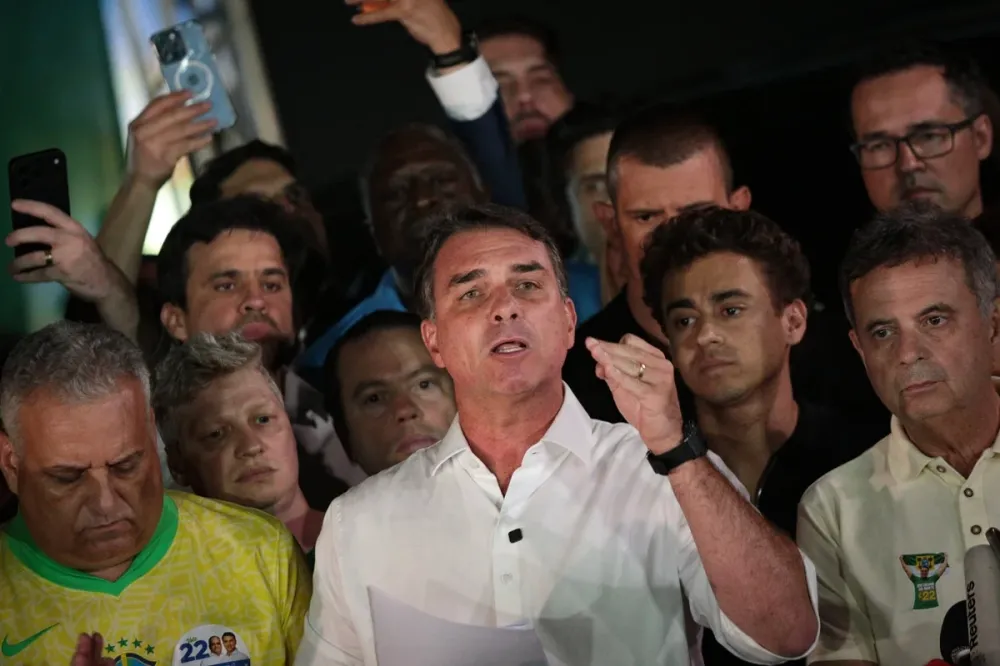 Partido Liberal realiza reunião após informações de saída de Flávio Bolsonaro para os Estados Unidos