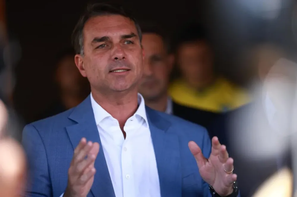 Comentarista político americano defende deportação de Flávio Bolsonaro caso ele chegue aos Estados Unidos