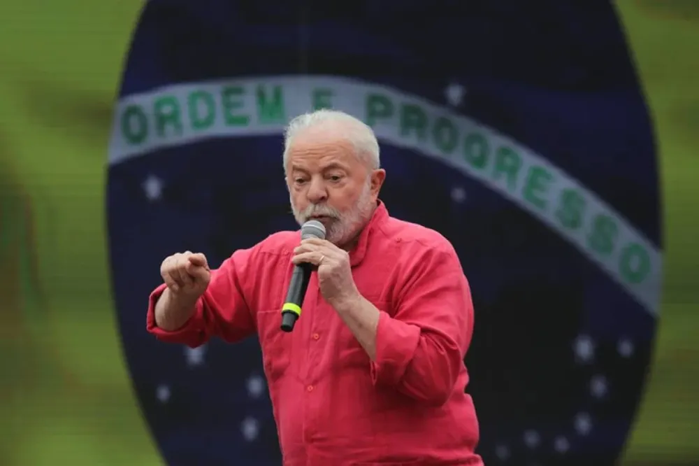 Presidente Lula comenta saída de Flávio Bolsonaro do Brasil