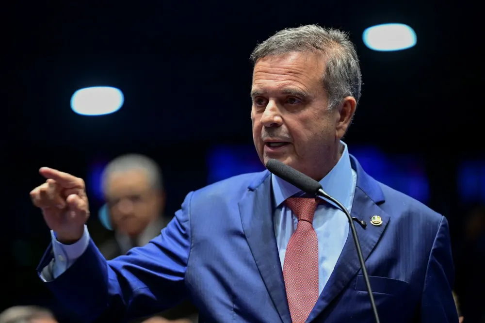 Coordenador de campanha de Flávio Bolsonaro afirma não saber paradeiro do senador após viagem aos Estados Unidos