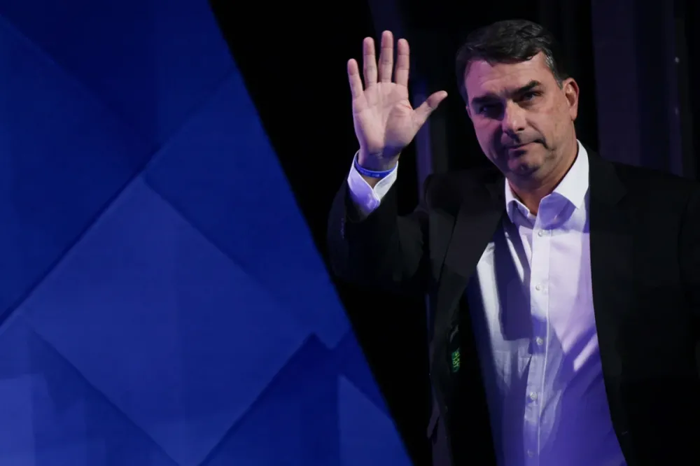 Veículos ligados a Flávio Bolsonaro deixam residência em Brasília após segundo turno das eleições