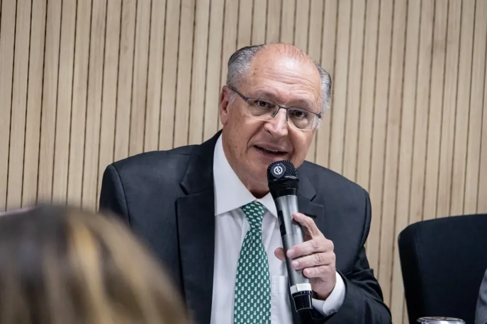 Vice-presidente Geraldo Alckmin classifica saída de Flávio Bolsonaro para os EUA como “incompreensível”