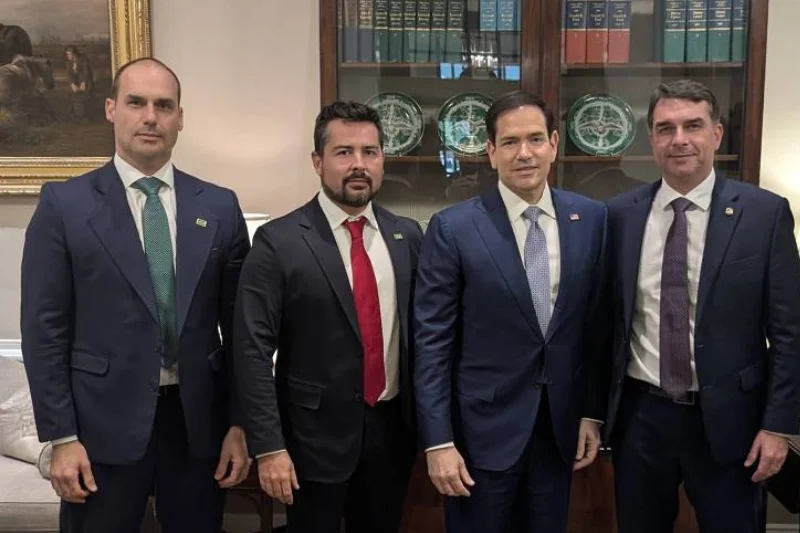 Jornalista afirma que Flávio Bolsonaro está em segurança nos Estados Unidos e anuncia coletiva de imprensa