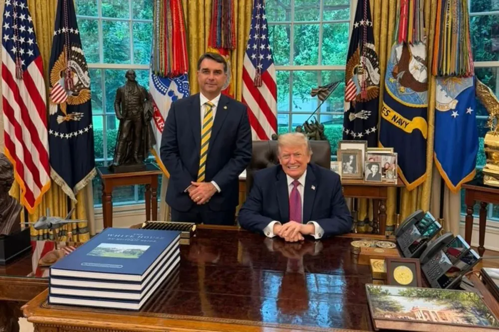 Trump afirma que não pretende se envolver após declaração de Flávio Bolsonaro