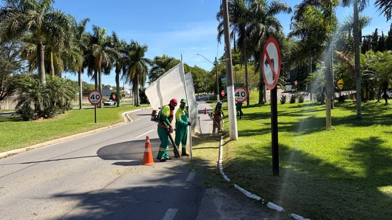 Secretaria de Serviços Públicos realiza manutenção em espaços públicos em Valinhos