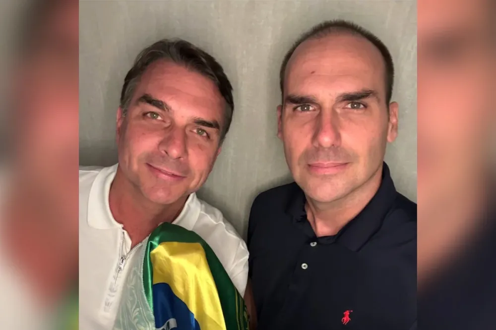Eduardo Bolsonaro publica foto com Flávio Bolsonaro nos Estados Unidos e cita Olavo de Carvalho