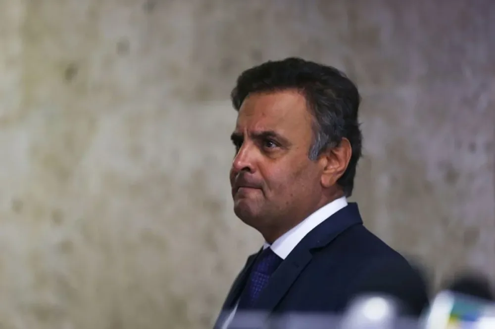 Aécio Neves critica decisão de Flávio Bolsonaro de deixar o Brasil e publicar carta no exterior