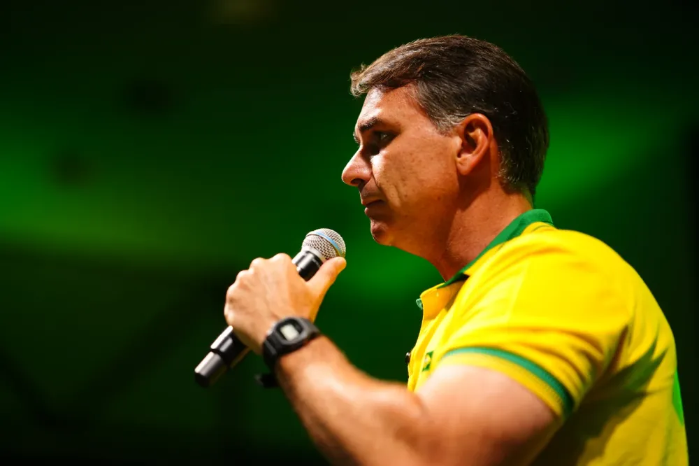 Flávio Bolsonaro publica carta nos Estados Unidos e afirma liderar oposição ao governo Lula