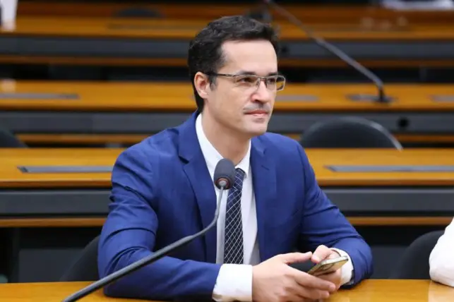 Deltan Dallagnol detalha rota de Flávio Bolsonaro para os Estados Unidos