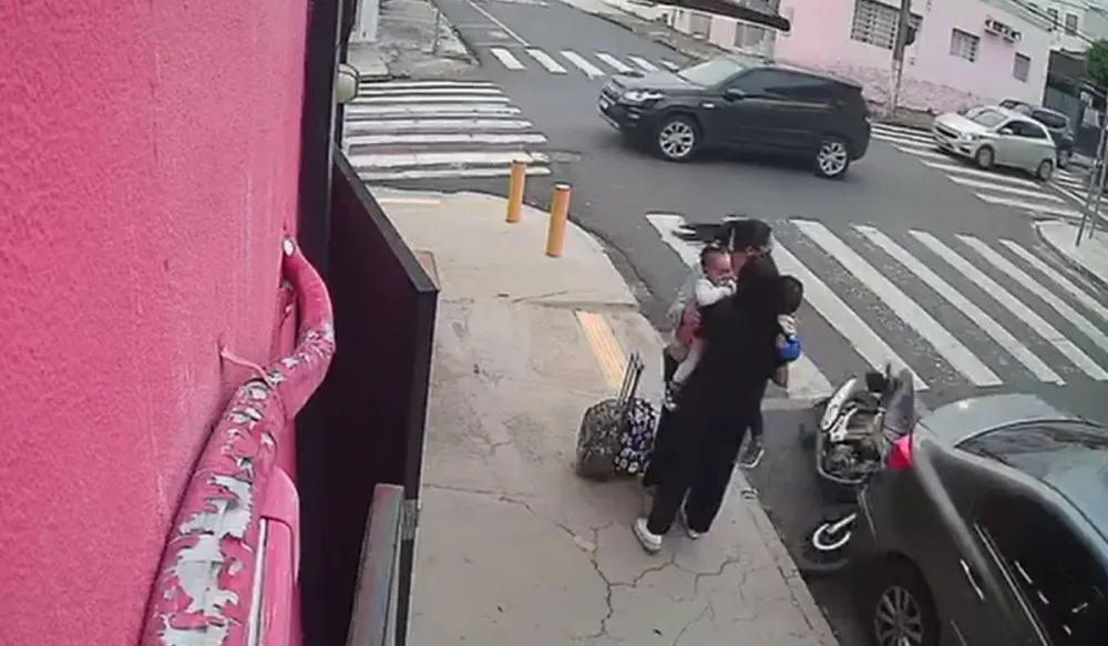 Motociclista colide com carro estacionado e quase atinge pedestres em Indaiatuba