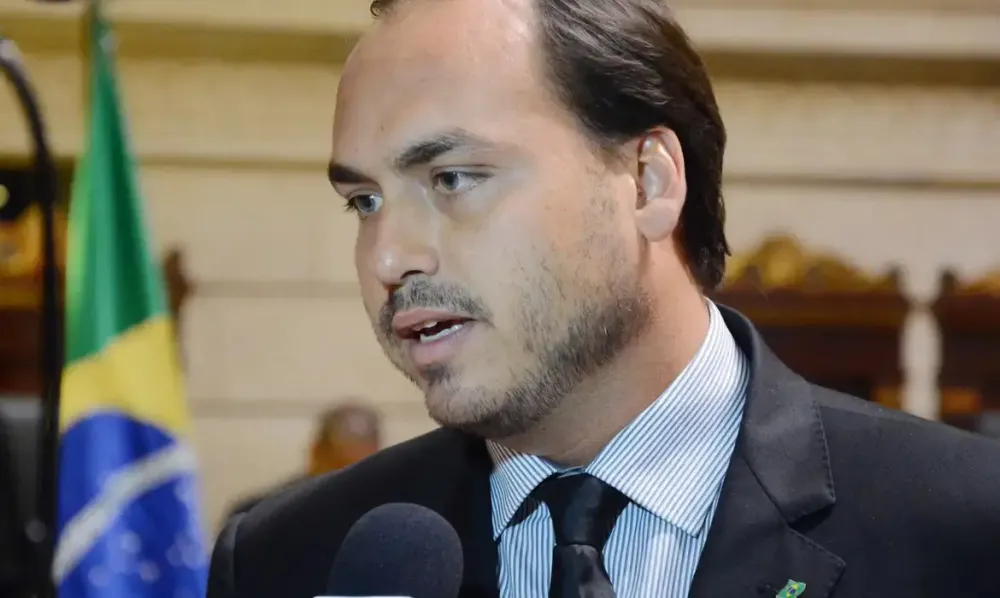 Carlos Bolsonaro declara apoio a Rogério Marinho para a Presidência do Senado
