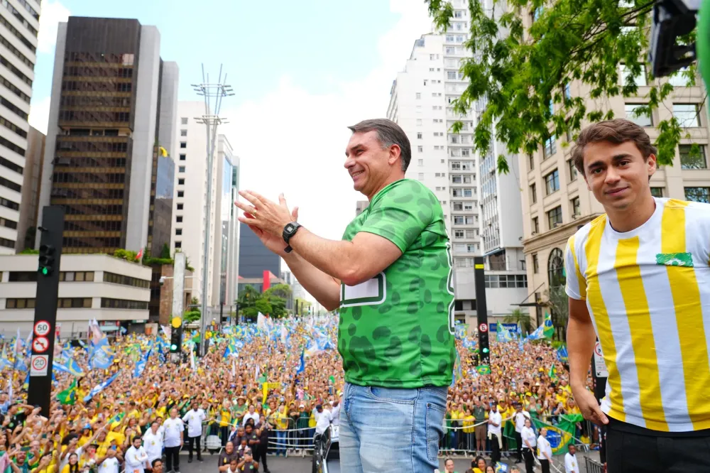 Parlamentares do PT e do PSOL apresentam pedidos judiciais contra Flávio Bolsonaro e outros líderes da direita
